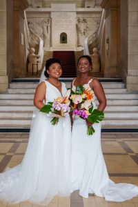 Photo avec deux robes de mariée empires et sirènes