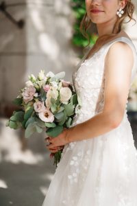 Photo, robe de mariée bohème avec son bouquet de fleur