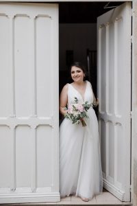 Photo, robe de mariée empire avec son bouquet de fleur