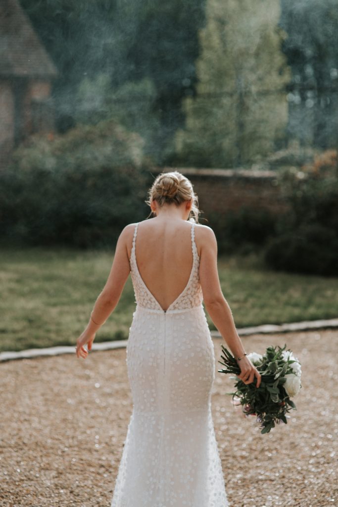Photo d'une cliente à son mariage, portant la robe Daphné, une robe sirène